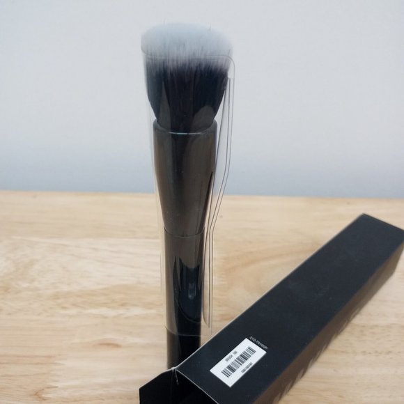 IL MAKIAGE Makeup Il Makiage Foundation Blending Brush 0 Nib Poshmark
